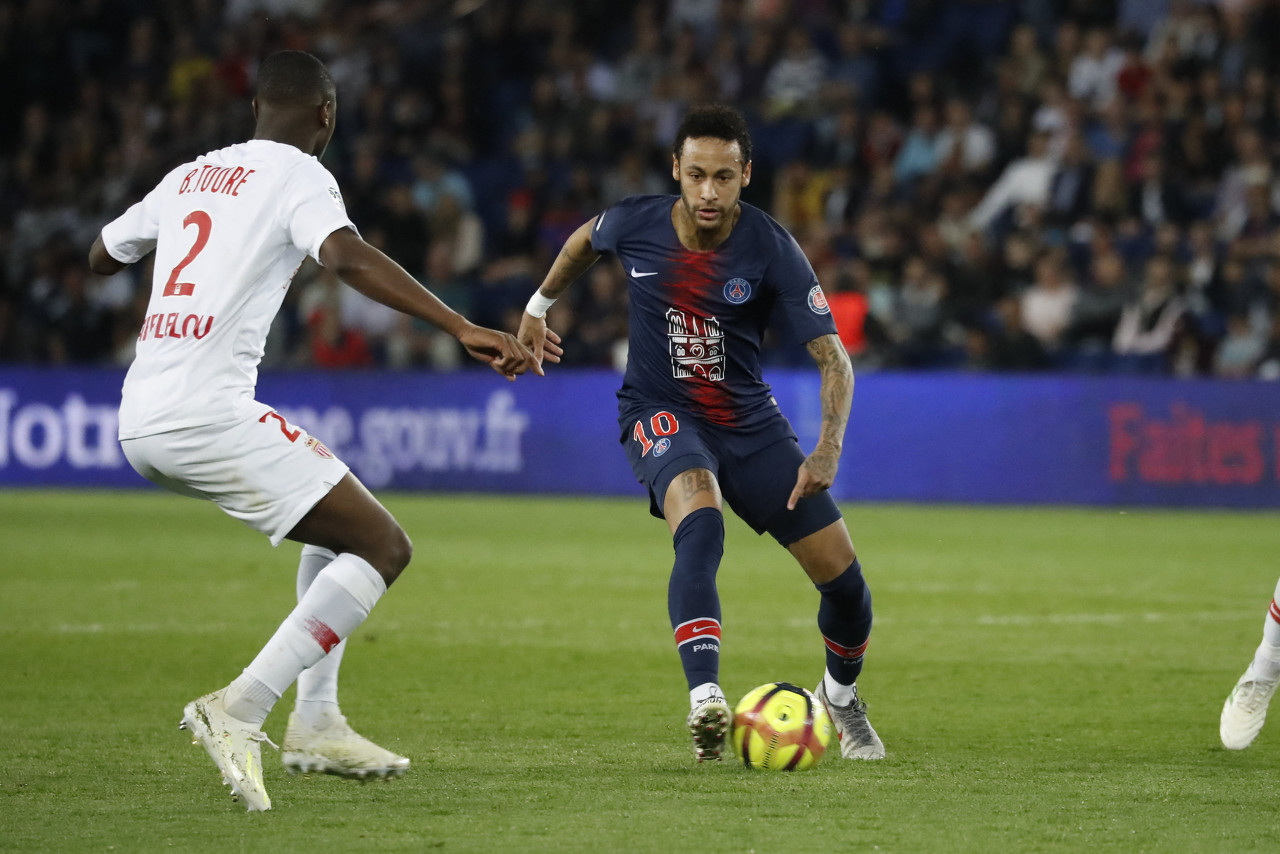 以雷霆与魔 以雷霆与魔